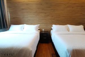 Tempat tidur dalam kamar di Insta Hotel JB