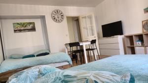 een kamer met 2 bedden en een flatscreen-tv bij SW Cosy Apart - Chambly Persan Roissy in Persan