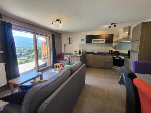 מטבח או מטבחון ב-Plein Soleil Modern 3 bedroom apartment with stunning mountain views