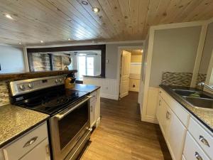 Kitchen o kitchenette sa Bespoke Lake Cottage