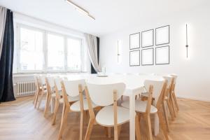 een witte eetkamer met een witte tafel en stoelen bij TM Hotel Dortmund Airport in Holzwickede