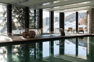 Carlton Hotel St Moritz - The Leading Hotels of the World में या उसके करीब स्विमिंग पूल