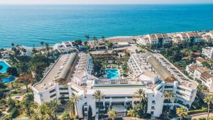 z powietrza widok na ośrodek nad oceanem w obiekcie Iberostar Selection Marbella Coral Beach w Marbelli