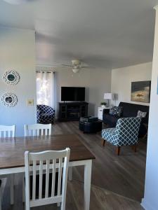 uma sala de estar com uma mesa e um sofá em Guesthouse Cannon Beach em Cannon Beach