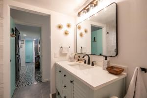 La salle de bains est pourvue d'un lavabo et d'un miroir. dans l'établissement Sohana Lifestyle Apartment I Leeven's Home I Kona, à Kailua-Kona