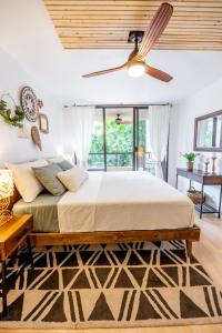 - une chambre avec un lit et un ventilateur de plafond dans l'établissement Sohana Lifestyle Apartment I Leeven's Home I Kona, à Kailua-Kona