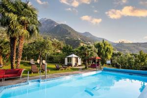 - une piscine avec vue sur les montagnes dans l'établissement Ruster Resort, à Lagundo