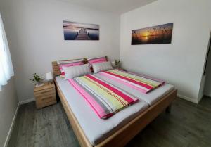 Una cama o camas en una habitación de Lemke-Ferienwohnung