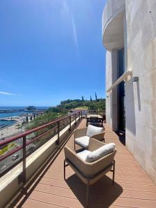 balcone con sedie e vista sull'oceano di Rooftop Marina l by Madeira Best Apartments a Funchal