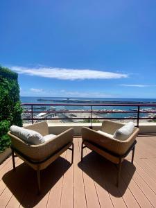 2 sedie su una terrazza con vista sull'oceano di Rooftop Marina l by Madeira Best Apartments a Funchal