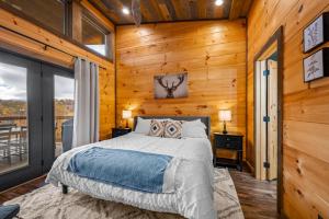 Кровать или кровати в номере The Overlook - '21 Cabin - Gorgeous Unobstructed Views - Fire Pit Table - GameRm - HotTub - Xbox - Lots of Bears