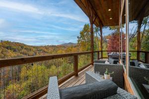 Балкон или терраса в The Overlook - '21 Cabin - Gorgeous Unobstructed Views - Fire Pit Table - GameRm - HotTub - Xbox - Lots of Bears