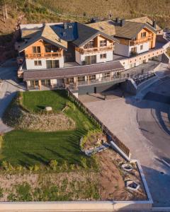 eine Luftansicht eines großen Hauses mit Hof in der Unterkunft La Dila Dolomiti Mountain Lodge in Andalo