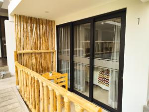 balcone con porte nere e tavolo in legno di Jalara Lunahuaná Hotel a Lunahuaná