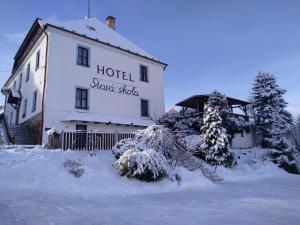 Hotel Stará škola na Šumavě semasa musim sejuk