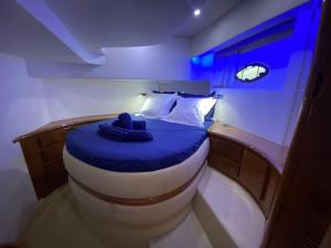 เตียงในห้องที่ Yacht le Yauta Porto Vecchio