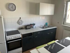 Una cocina o kitchenette en Stylische Ferienwohnung gratis WIFI nähe Bahnhof