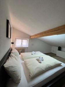 Liboria: lovely,cosy apartment. 2 min skilift walk房間的床