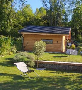 een stoel in het gras voor een hut bij Maisonnette in Talloires