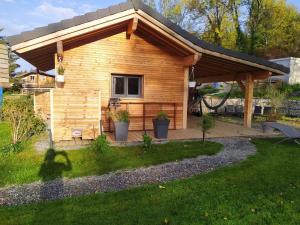 een houten hut met een schuin dak bij Maisonnette in Talloires