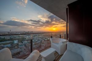 Μπαλκόνι ή βεράντα στο Exclusive 2BR Skyline Penthouse by HM