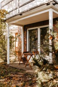 - une table de pique-nique sur la terrasse couverte d'une maison dans l'établissement Akzent Hotel Zur Grünen Eiche, à Bispingen