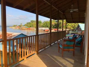 una veranda con vista sull'acqua di Sunset View a Bastimentos