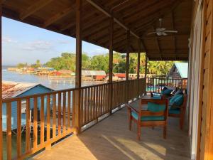 una veranda con vista sull'acqua di Sunset View a Bastimentos