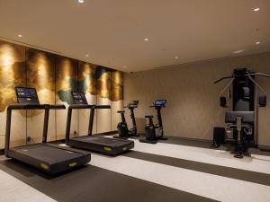 - une salle de sport avec des appareils de cardio-training et un tapis de course dans l'établissement THE BLOSSOM KYOTO, à Kyoto