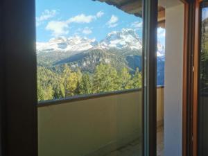 widok na góry z okna łazienki w obiekcie Panorama Hotel Fontanella w Madonna di Campiglio