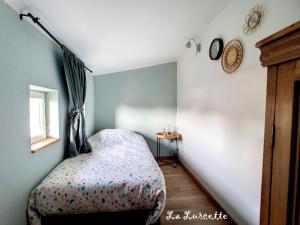 - une petite chambre avec un lit et une fenêtre dans l'établissement Holiday home le Lurçon et la Lurcette, à Libin