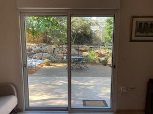 Сад в Alma BaHar - charming 2 bdrm house with garden עלמה בהר - דירת אירוח בלב גן פורח