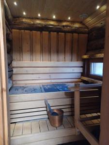 Cette chambre comprend un lit dans une cabane en bois. dans l'établissement Rukan Kelostar, à Kuusamo