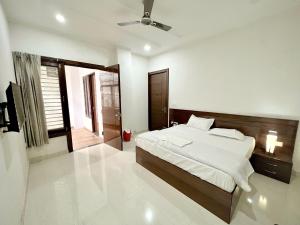 Una cama o camas en una habitación de Radha Krishna Bhawan, Homestay