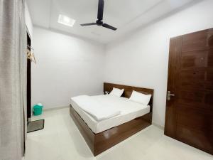 Una cama o camas en una habitación de Radha Krishna Bhawan, Homestay