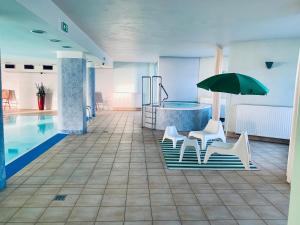 Baseinas apgyvendinimo įstaigoje City view Wellness Apartment swim&steam&relax arba netoliese