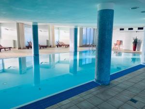 Baseinas apgyvendinimo įstaigoje City view Wellness Apartment swim&steam&relax arba netoliese