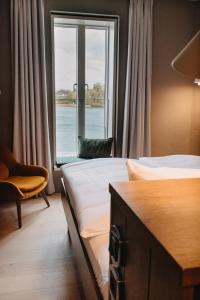 a hotel room with a bed and a window at Südspeicher in Kappeln