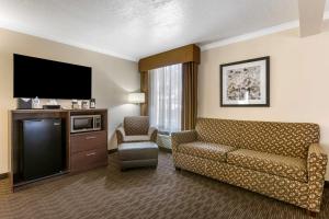 Una cocina o cocineta en Best Western Airport Albuquerque InnSuites Hotel & Suites