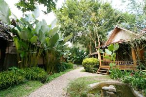 สวนหย่อมนอก Pai Village Boutique Resort