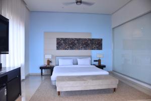 A bed or beds in a room at Regenta Place Green Leaf Mahabaleshwar