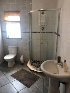 Ένα μπάνιο στο Welcoming One Bedroom Flatlet with Pool