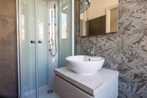 y baño con lavabo blanco y ducha. en Onlyrooms I - Central & Quiet Area, en Cagliari