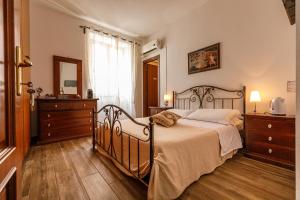 1 dormitorio con 1 cama, 2 vestidores y ventana en Onlyrooms I - Central & Quiet Area, en Cagliari