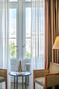 een kamer met een tafel en een raam bij K+K Palais Hotel in Wenen