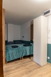 Llit o llits en una habitació de Uroczy, przytulny apartament poddasze