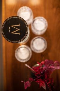 un grupo de copas de vino colgando de una pared en Altstadthotel Messerschmitt, en Bamberg