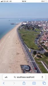 una vista aerea su una spiaggia e sull'oceano di The Jazz Quarters, Southsea's hidden gem a Portsmouth