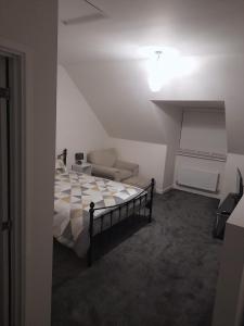 una camera con letto e divano di Spacious Ensuite King Room Private Neighbourhood Free Parking Space a Oldham