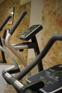 una fila de bicicletas estáticas en un gimnasio en La Bastide De Tourtour Hotel & Spa, en Tourtour